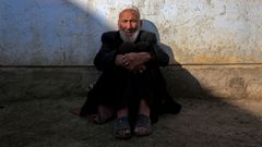 Un hombre descansa en una calle de Kabul, capital de Afganistn.