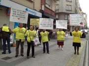 Parte del grupo de afectados, delante de la oficina