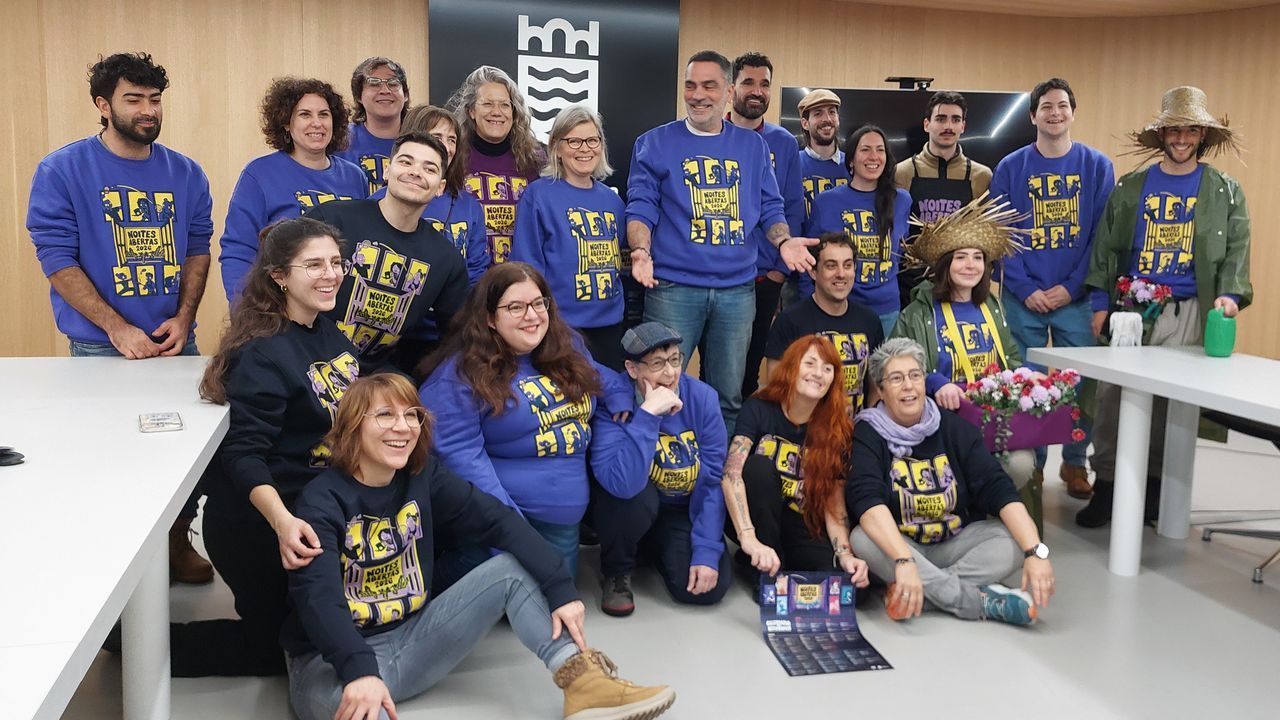 El concejal de Xuventude, Demetrio G&oacute;mez, con parte de los monitores de esta nueva edici&oacute;n de Noites Abertas