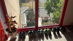 Calzados de peregrinos alojados en el albergue de A Pobra do Brolln, abierto desde el pasado julio