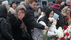 En directo: los rusos llevan flores y peluches al lugar del atentado con 133 muertos en Mosc