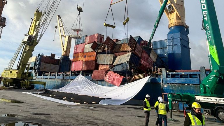 Despliegue en el puerto de Vigo para estabilizar el portacontenedores portugués que sufrió un corrimiento de carga