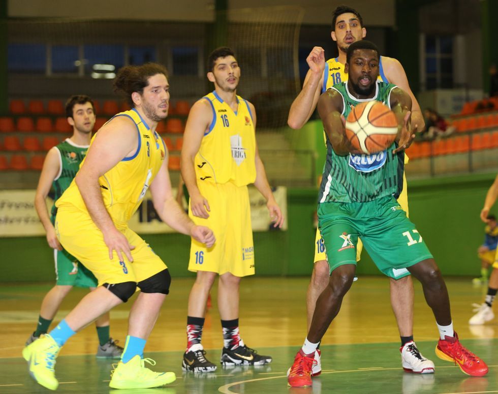 El p�vot Cheik, presionado por Trevijano ante la mirada de Jorge. 