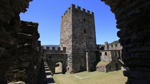 El castillo de Doiras es una construccin medieval que se remonta al siglo XV. Propiedad de la Fundacin Xos Soto de Fin, se ubica en la parroquia de Vilarello, en el concello de Cervantes. 
