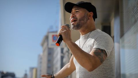 Óscar durante una actuación en el Obelisco