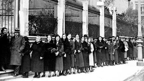 Oviedo, 16 de febrero de 1936. Colas en la calle Uría para votar en las que serían las últimas elecciones que tendrían lugar durante la II República. Podemos apreciar como hay una gran cantidad de mujeres, que habían ejercido por primera vez su derecho al voto en noviembre de 1933