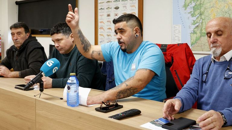 Las cofradías de las Rías Baixas invitan a los chefs que se oponen a pescar anguila a faenar juntos