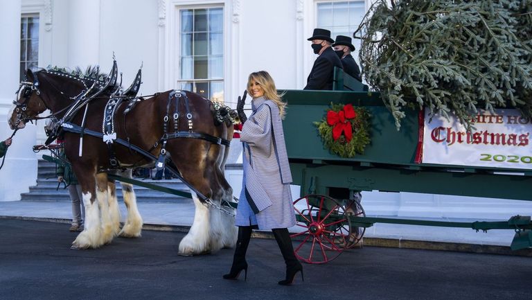Las últimas Navidades.Melania Trump preparando la decoración navideña de la Casa Blanca de este año.