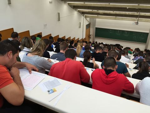 Examen en un aula de la facultad de Econmicas de Vigo para ingresar en la Guardia Civil