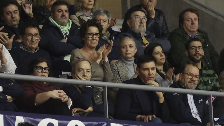 Marta Álvarez (expedientada del PSOE) y Marta Abal (alineada con la ejecutiva local), ambas en el centro de la imagen, compartieron bancada en la tribuna de Sar este domingo para ver al Obradoiro, al margen del conflicto interno en el grupo municipal. xoán a. soler