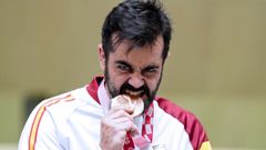 El tirador gallego Juan Antonio Saavedra, con la medalla de oro que gan en los Paralmpicos