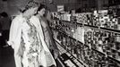 Dos amas de casa, cesto de plástico en mano, eligen artículos en el primer supermercado que abrió en Galicia, en 1958