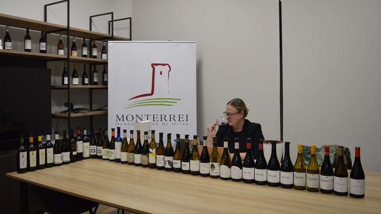 La enóloga probando algunos de los vinos de la denominación de origen ourensana