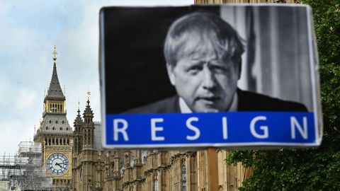 Cartel pidiendo la dimisión de Boris Johnson, este lunes, en el exterior del Parlamento británico