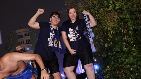Cientos de aficionados celebran el ascenso del Real Oviedo en la plaza Amrica
