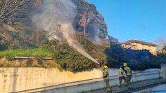 Los bomberos apagando las llamas en el incendio del parque Reina Sofa de Ferrol