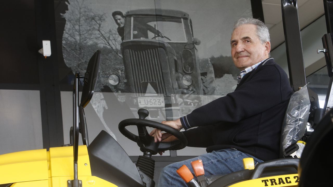 Manolo Gmez nas instalacins de Agrolugo fronte a unha imaxe del cando era novo