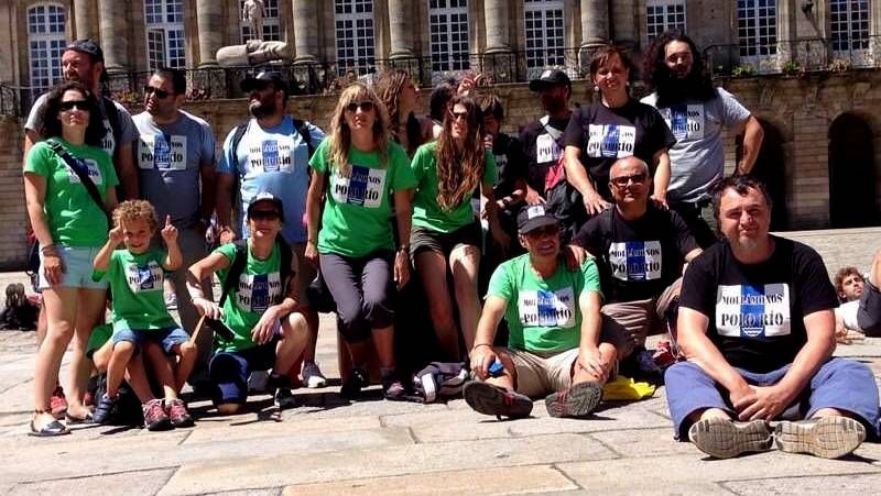 Los miembros de la Plataforma Sarriana polo R�o tras su llegada a la Praza do Obradoiro