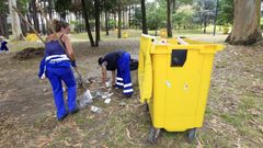 Imagen de archivo de operarios del servicio de limpieza municipal de Viveiro recogiendo el parque Pernas Peón tras el Resurrection Fest