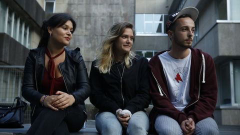 Emily Martnez, en el centro, era una de esas estudiantes que trasnochaba en la Concepcin Arenal. En la imagen, del 2017, sale con Iria Rojo y ngel Currs.