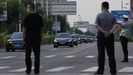 Un convoy de vehculos llegando al hotel donde se aloja Wendy Sherman, vicesecretaria estadounidense de Estado en la ciudad de Tianjin, China