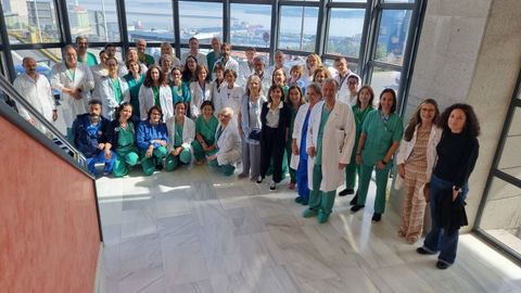 Treinta aniversario del programa de trasplante heptico en Galicia. En la imagen, el equipo de profesionales del Chuac con el doctor Manuel Gmez Gutirrez (primero por la derecha, adelantado), el cirujano que realiz la primera intervencin