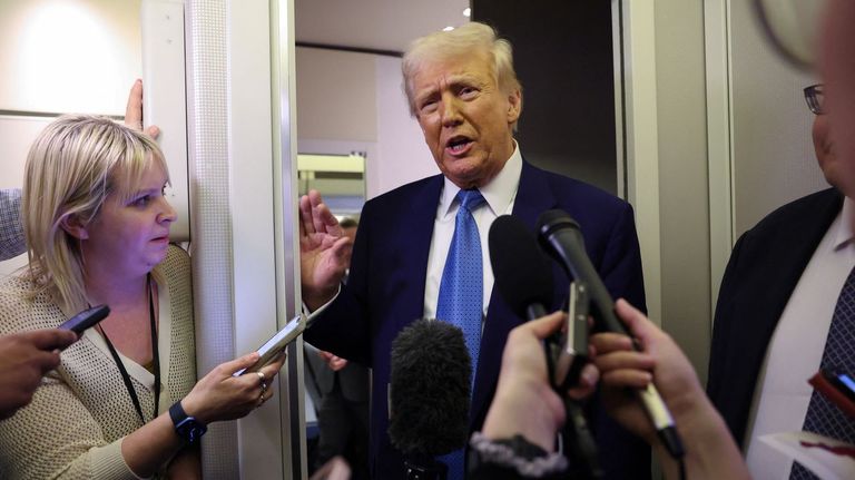 Donald Trump responde a la prensa de regreso el miércoles a Washington en el Air Force One.