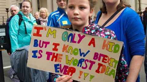 Una nia muestra un cartel en el que deplora el brexit, durante la marcha celebrada en Londres