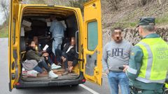 La Guardia Civil intercept al furgn en Pedrafita y descubri a cuatro personas en el habitculo de la carga.