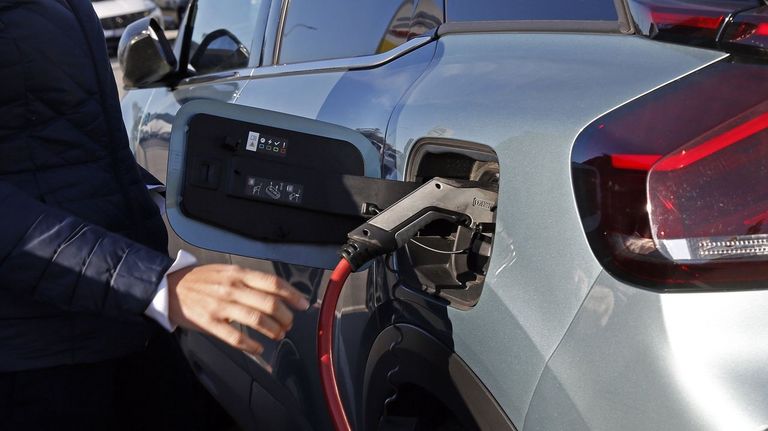 Los clientes recibirán las nuevas ayudas por coche eléctrico un mes después de la compra