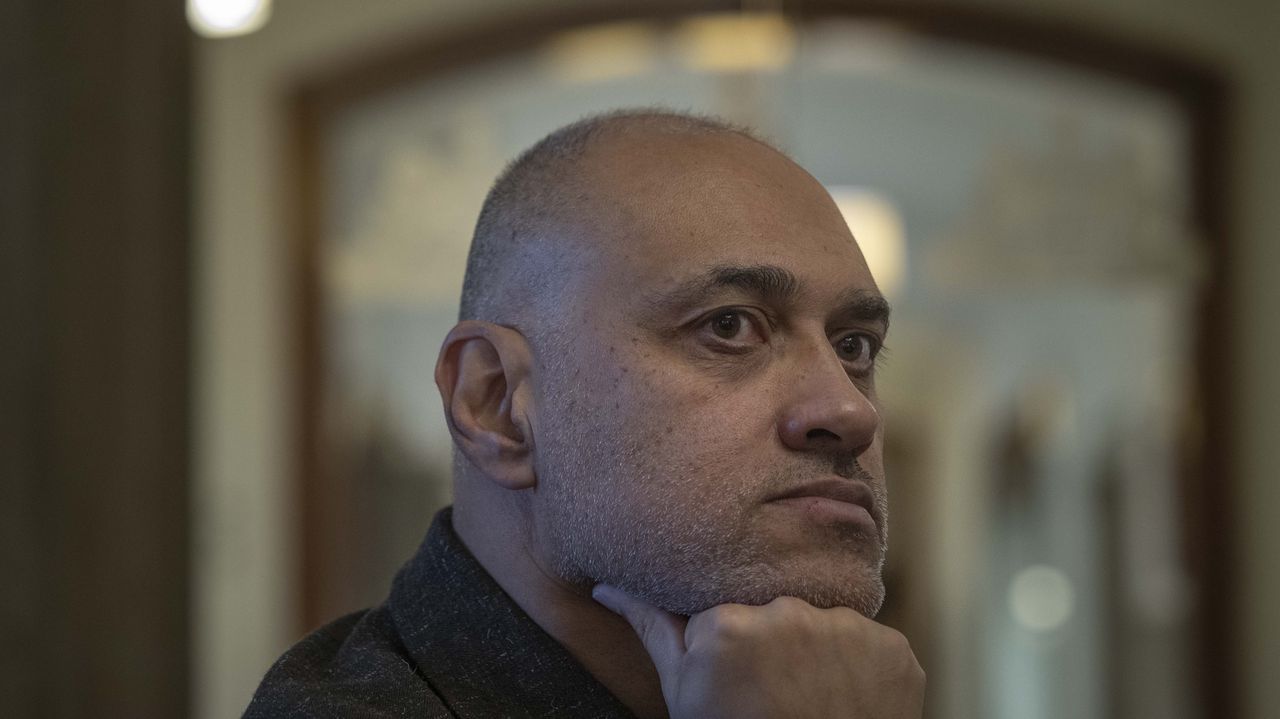 La intérprete ourensana Sara Casasnovas, en la alfombra roja del Festival de Cannes, luciendo la puñeta y sapos del taller de orfebrería de la santiaguesa Susi Gesto.