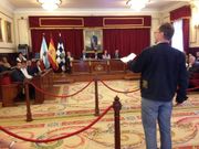 Manuel Zapata, integrante de la asociaci�n de vecinos de Ferrol Vello, hablando ante el pleno
