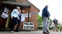 Theresa May acudi a votar en las elecciones europeas acompaada de su marido