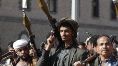 Varios seguidores de los hutíes, con armas durante una protesta en apoyo al pueblo palestino, en Saná, Yemen.
