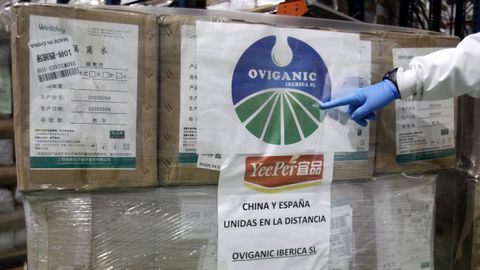 Los paquetes enviados a Galicia por la empresa Yeeper llevan letreros en los que se lee  China y Espaa unidas en la distancia 