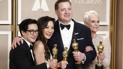 «Todo a la vez en todas partes» arrasa en los Premios Óscar con siete estatuillas