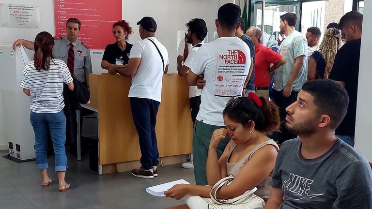 Colas en el servicio de Inmigración, en la ciudad de Oporto.