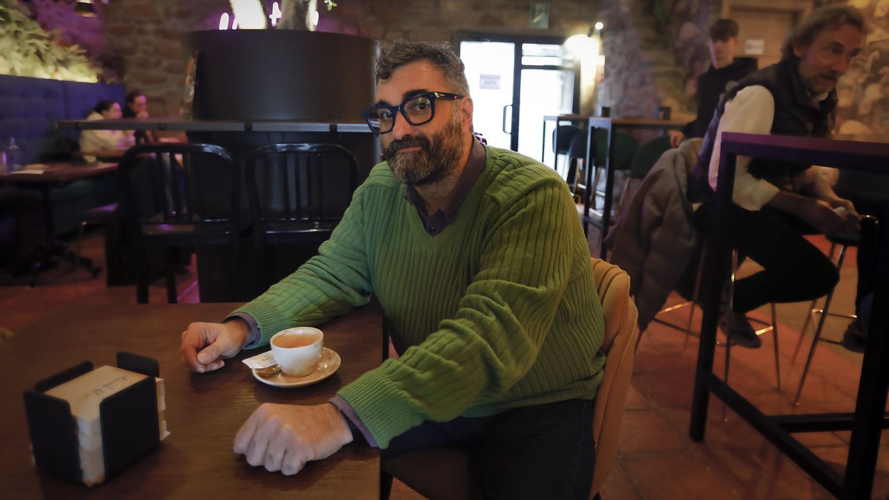 Iago Fuertes en la delegaci�n de La Voz en Ferrol durante sus vacaciones de Navidad. 