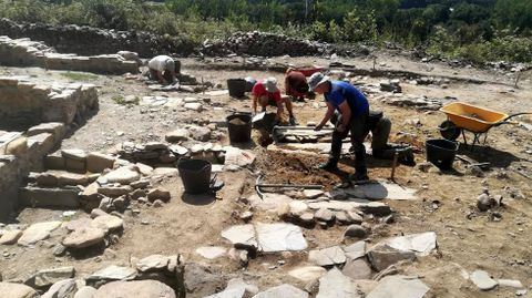Excavaciones en Cereixa. En el castro de San Lourenzo, en en el municipio A Pobra do Brollón, se llevaron a cabo este año nuevas investigaciones sobre el terreno que han seguido sacando a la luz importantes vestigios arqueológicos de las épocas castreña y medieval