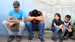 Migrantes centroamericanos aguardan para formalizar su peticin de asilo en Tapachula (Mxico)