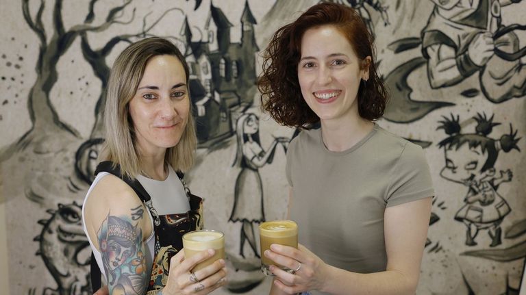 Tatuajes y café con «Cifras y letras»