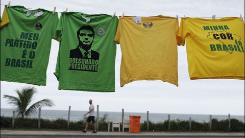 Camisetas a la venta del presidente electo de Brasil, el ultraderechista Jair Bolsonaro