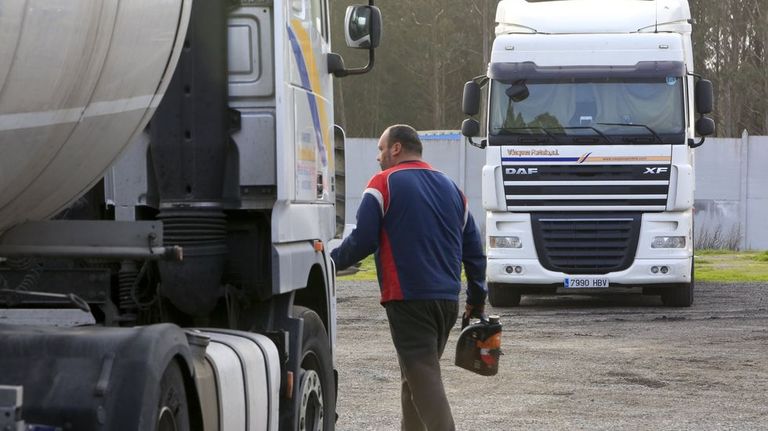Alarma en las carreteras: la falta de camioneros pone en peligro el auge del consumo