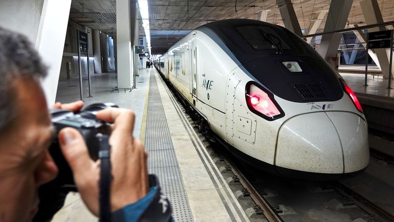 El Alvia Galicia-Cataluña tendrá origen y destino en la estación de Vigo Urzaiz y circulará a diario por Santiago