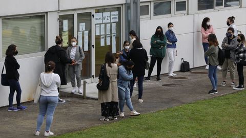 Opositores a la entrada de los exámenes en Santiago el pasado junio