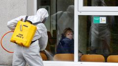 Efectivos de la Unidad Militar de Emergencias UME, se preparan para iniciar las labores de desinfeccin del hospital de Cabuees de Gijn