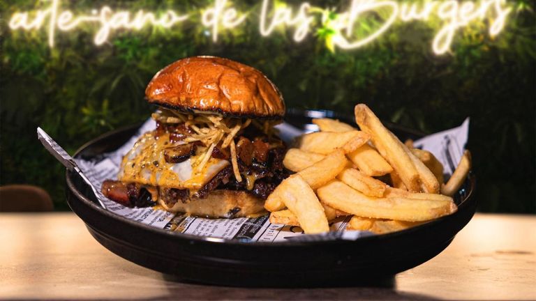 Una de las hamburguesas de Güelitos Burger