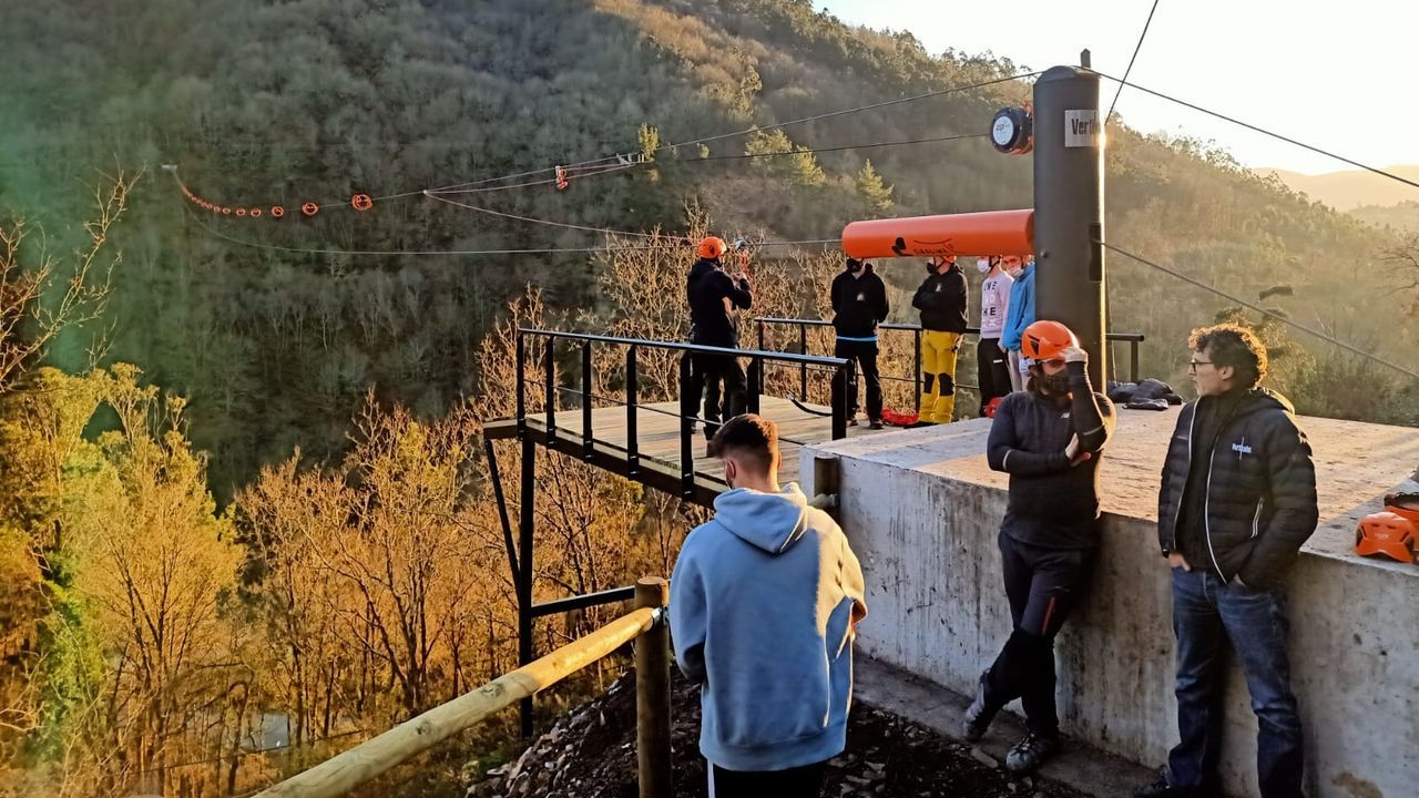 Minas , tirolina y ruta de senderismo en A Pontenova.Exposicin de Peter Lindbergh en A Corua