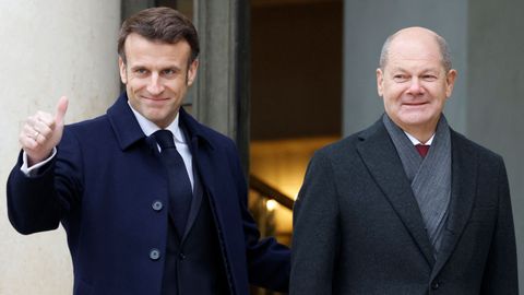 El presidente francés, Emmanuel Macron, y el canciller alemán, Olaf Scholz, ante del consejo de ministros conjunto
