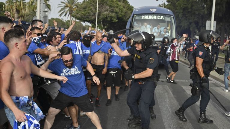 Retrasan media hora el partido por el ascenso a Primera tras cargas policiales y daños en el autobús de Málaga
